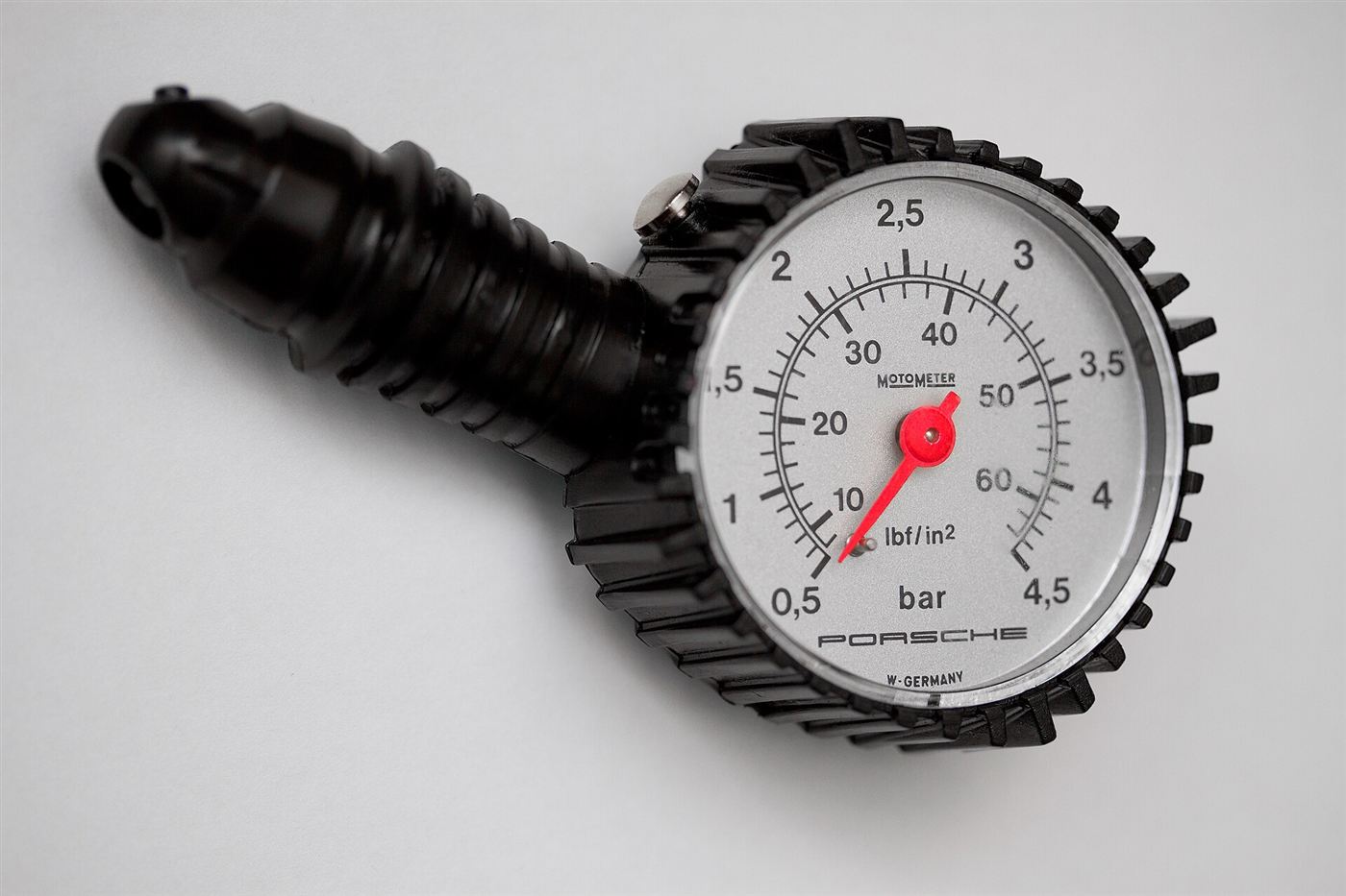 Dial tyre pressure gauge showing readings in psi and bar